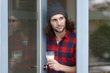 Porträt eines jungen Mannes mit einem Glas Milch - LBF001354