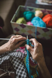 Hände einer strickenden älteren Frau, Nahaufnahme - RAEF000808