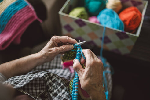 Hände einer strickenden älteren Frau, Nahaufnahme - RAEF000809