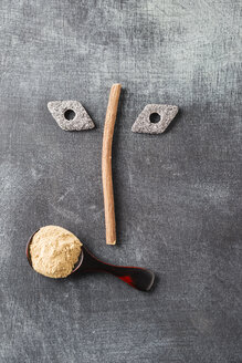 Anthropomorphes Gesicht aus Süßholzwurzel, Lakritz und Löffel mit Lakritzpulver - MYF001318