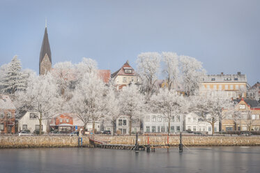 Deutschland, Eckernförde, Hafen im Winter mit Borby Kirche im Hintergrund - KEBF000328