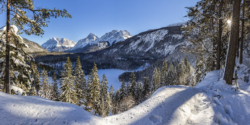 Österreich, Tirol, Gefrorener Blindsee mit Zugspitze im Hintergrund - STSF000997