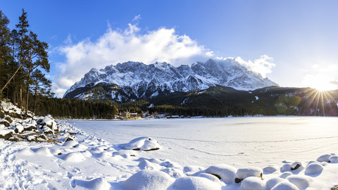 Deutschland, Bayern, Gefrorener Eibsee mit Zugspitze im Hintergrund, lizenzfreies Stockfoto
