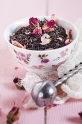 Schale mit schwarzem Tee und getrockneten Rosenblüten - SBDF002663
