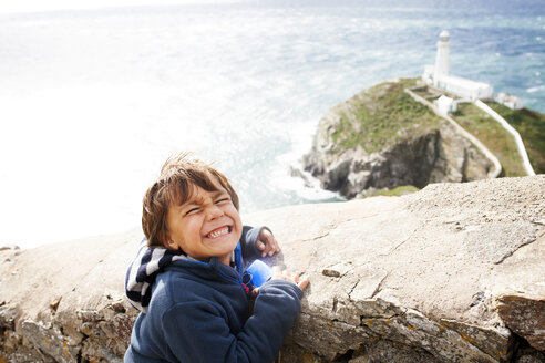 UK, Anglesey, Porträt eines kleinen Jungen mit schmollendem Mund - VABF000086