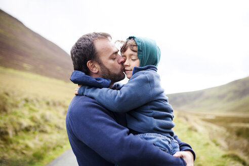 UK, Bala, Vater und Sohn umarmen sich - VABF000088