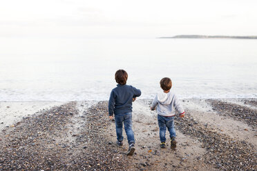 UK, Tenby, Rückenansicht von zwei kleinen Jungen, die am Strand spielen - VABF000092