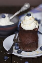 Schokoladenkuchen im Glas mit Schlagsahne, Rohrzucker und Blaubeeren - YFF000520