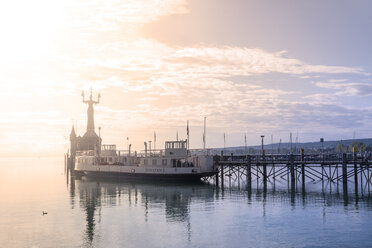 Deutschland, Baden-Württemberg, Konstanz, Bodensee, Hafeneinfahrt mit Imperia-Statue bei Sonnenaufgang - PU000465