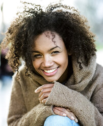 Porträt einer lächelnden jungen Frau mit Afro - MADF000782