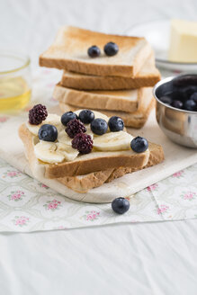 Toast mit Bananenscheiben, Heidelbeeren, Brombeeren und Agavensirup - MYF001319