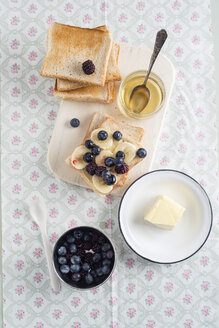 Toast mit Bananenscheiben, Heidelbeeren, Brombeeren und Agavensirup - MYF001320