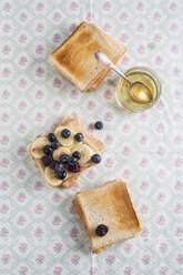 Toast mit Bananenscheiben, Heidelbeeren, Brombeeren und Agavensirup - MYF001321