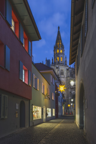 Deutschland, Konstanz, Weihnachtsbeleuchtung und Münster, lizenzfreies Stockfoto