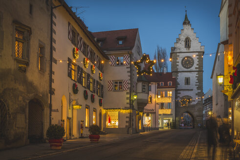 Deutschland, Ueberlingen, Weihnachtsbeleuchtung in der Franziskanerstraße mit Franziskanertor - KEBF000332