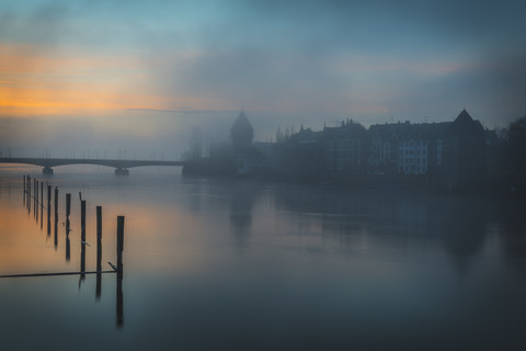 Deutschland, Konstanz, Seerhein im Morgennebel mit Rheintorturm im Hintergrund, lizenzfreies Stockfoto