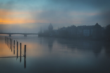 Deutschland, Konstanz, Seerhein im Morgennebel mit Rheintorturm im Hintergrund - KEBF000333