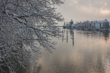 Deutschland, Konstanz, Seerhein mit Rheintorturm im Winter - KEBF000335