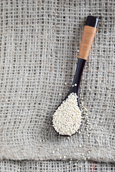 Holzlöffel mit Quinoa auf Tuch - MYF001328