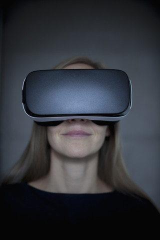 Frau mit Virtual-Reality-Brille, lizenzfreies Stockfoto