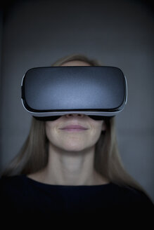 Frau mit Virtual-Reality-Brille - RBF004079