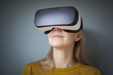Woman wearing Virtual Reality Glasses - RBF004081
