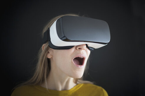 Erstaunte Frau mit Virtual-Reality-Brille - RBF004084