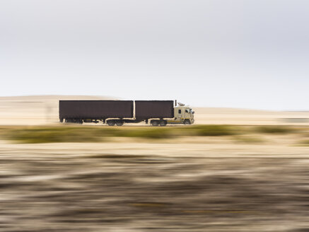 Namibia, Erongo, Lkw fährt schnell auf der Küstenstraße C34 - AMF004702