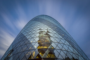UK, London, Blick auf die Fassade des Swiss-Re-Towers von unten - NKF000430