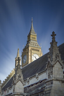 UK, London, Blick auf Big Ben hinter dem Dach des Palace of Westminster - NKF000431