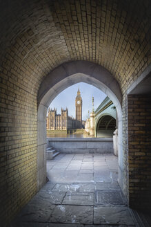 UK, London, Blick auf Big Ben und Palace of Westminster durch einen Fußgängertunnel - NKF000432