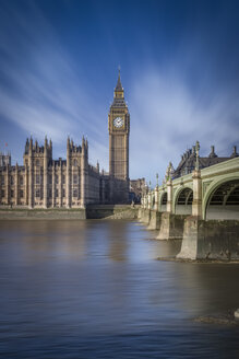 UK, London, Blick auf Big Ben, Westminster Bridge und Palace of Westminster - NKF000433