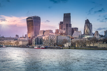 UK, London, Blick auf die Skyline mit der Themse im Vordergrund - NKF000434