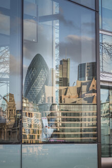 UK, London, Swiss Re Tower und andere Gebäude spiegeln sich in einer Fensterscheibe - NKF000435