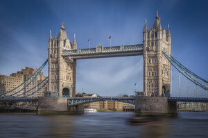 UK, London, Blick auf die Tower Bridge und die Themse - NKF000437