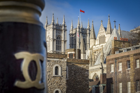 UK, London, Blick auf die Türme der Westminster Abbey von hinten, lizenzfreies Stockfoto