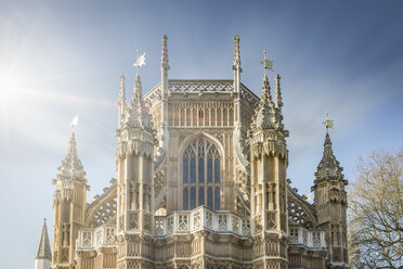 UK, London, Rückseite der Westminster Abbey im Sonnenlicht - NKF000439