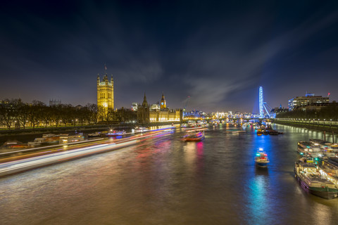 UK, London, Blick auf die Themse mit Palace of Westminster und London Eye bei Nacht, lizenzfreies Stockfoto