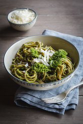 Schüssel mit Dinkelvollkornnudeln mit Grünkohl-Haselnuss-Pesto und Parmesan - EVGF002781