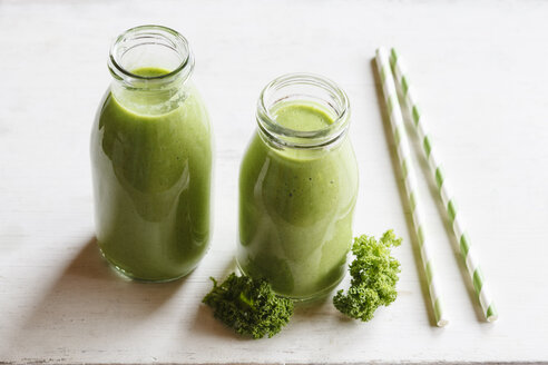 Zwei Glasflaschen mit Grünkohl-Smoothie - EVGF002783