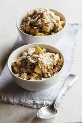 Zwei Schalen veganer Quinoa-Brei mit Apfel und Pekannuss - EVGF002784