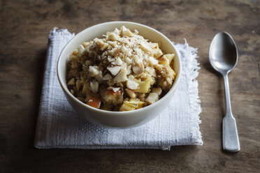 Zwei Schalen veganer Quinoa-Brei mit Apfel und Pekannuss - EVGF002785