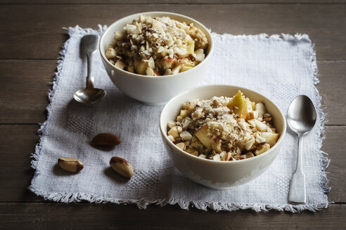 Zwei Schalen veganer Quinoa-Brei mit Apfel und Pekannuss - EVGF002786