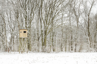 Deutschland, Hochsitz am Rande eines schneebedeckten Feldes - ASCF000469