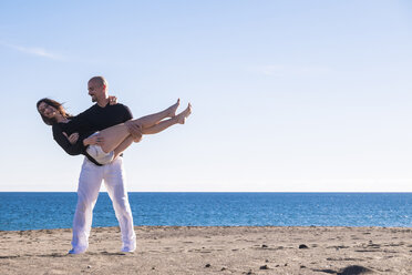 Spain, Tenerife, happy couple on the beach - SIPF000128