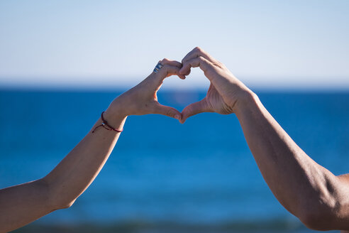 Spanien, Teneriffa, Hände eines Paares bauen ein Herz - SIPF000130
