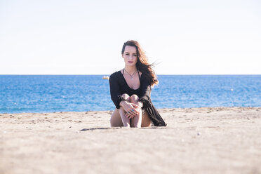 Spanien, Teneriffa, Porträt einer am Strand sitzenden Frau - SIPF000135