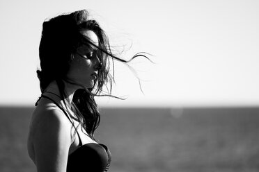 Spanien, Teneriffa, Profil einer Frau mit wehendem Haar vor dem Meer - SIPF000136