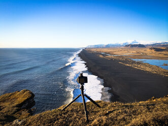 Island, Dyrholaey, Kamera auf Stativ am Strand - STCF000139
