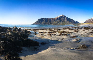 Norwegen, Lofoten, Strand bei Flakstad - STCF000145